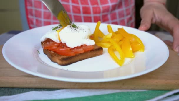 在吐司上煮鸡蛋 配西红柿和奶酪 早餐吃健康食品 — 图库视频影像