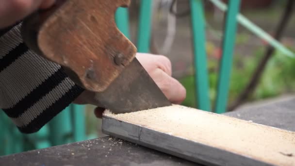 Zagen Van Houten Plank Met Roestige Oude Zaag Thuis — Stockvideo