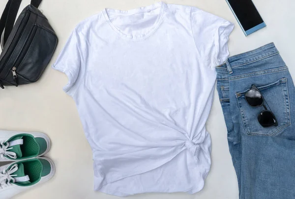 Branco Shirt Mockup Para Impressão Flatlay Com Roupas Casuais Calças — Fotografia de Stock