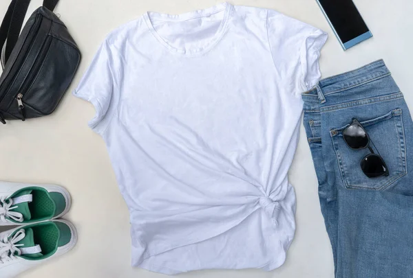 Baskı için beyaz tişört modeli. Sıradan kıyafetleri olan yassı bir kadın. Pantolon, siyah güneş gözlüğü, beyaz spor ayakkabı ve omuz çantası.