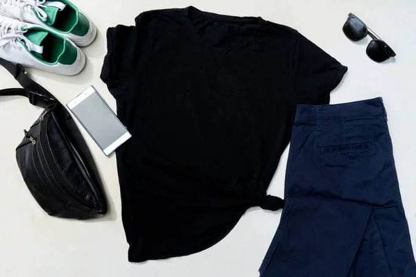 黑色T恤衫 可供印刷用 穿休闲装的平底鞋 黑色太阳镜 白色运动鞋和肩袋 — 图库照片