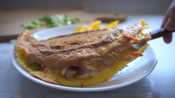 Gepocheerd Een Toast Met Tomaten Kaas Gezond Eten Als Ontbijt — Stockvideo