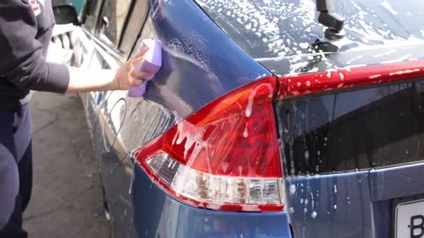 Πλένει Αυτοκίνητο Σαπούνι Και Σφουγγάρι Στο Σπίτι — Αρχείο Βίντεο