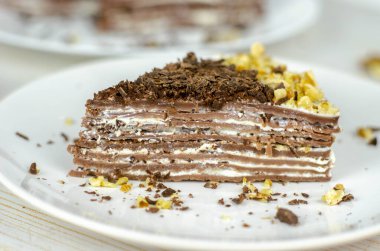 Çikolatalı, fındıklı, sağlıklı yiyecekli bir sürü peynirli kek.