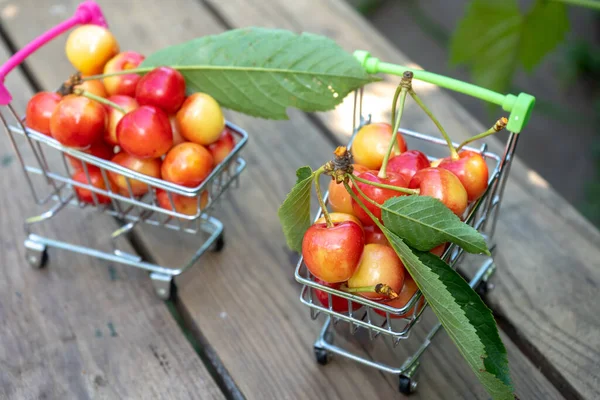 Cerezas Frescas Maduras Carrito Compra Frutas Bayas Concepto Compra — Foto de Stock