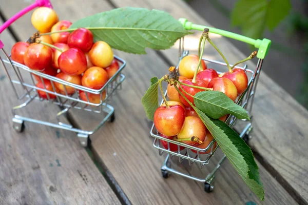 Cerezas Frescas Maduras Carrito Compra Frutas Bayas Concepto Compra — Foto de Stock