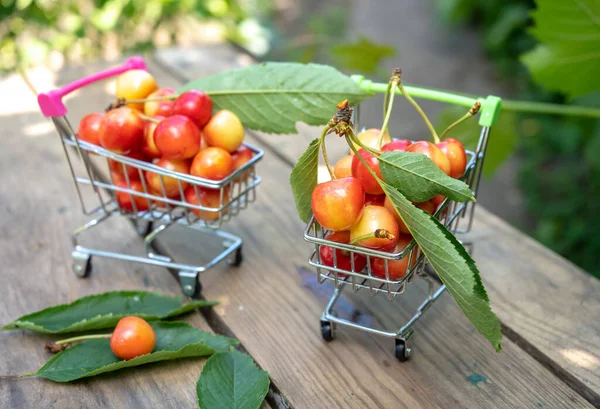Cerezas Frescas Maduras Carrito Compra Frutas Bayas Concepto Compra — Foto de Stock