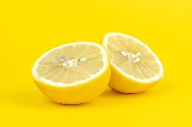 Sarı arka planda iki yarım limon