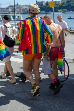 Stockholm gururunda gökkuşağı kıyafetleri ve bayraklar, İsveç, Stockholm, 3 Ağustos 2019