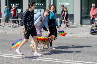 Stockholm gururunda gökkuşağı kıyafetleri ve bayraklar, İsveç, Stockholm, 3 Ağustos 2019