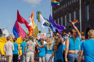 Stockholm gururunda gökkuşağı kıyafetleri ve bayraklar, İsveç, Stockholm, 3 Ağustos 2019