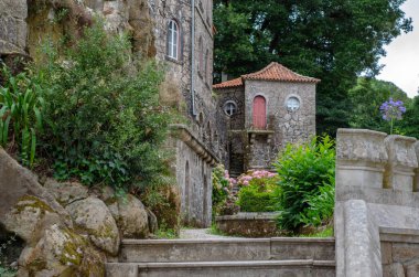 Sintra Milli Parkı 'nda yeşil santrallerle çevrili binalar, Portekiz