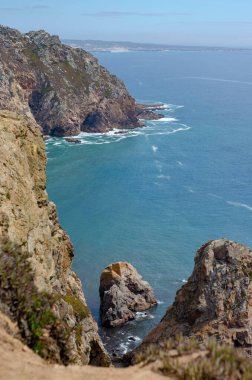 Avrupa 'nın en batı noktası Cabo da Roca, Portekiz. Atlantik okyanusu, kayalar, bakış açısı