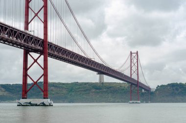 Lizbon, Portekiz 'deki Tagus nehri üzerindeki 25 Nisan Askı Köprüsü