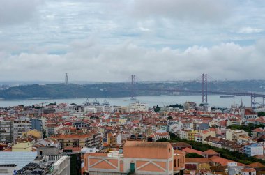 Lizbon 'a ve 25 Nisan Köprüsü' ne yukarıdan bakın. Portekiz manzarası