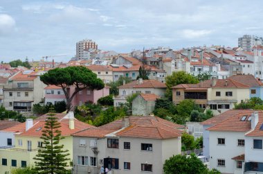 Lizbon, Portekiz Alfama bölgesinde ufuk çizgisi. Eski tarihi bölgede yaz güneşli şehir manzarası. Lizbon kırmızı çatıları