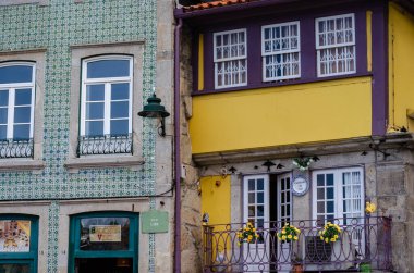 Tarihi eski şehir binaları ön cephelerde ve balkonlarda temiz çamaşırlarla, Porto, Portekiz