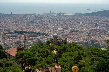 Tibidabo dağının tepesinden Barselona şehir manzarası