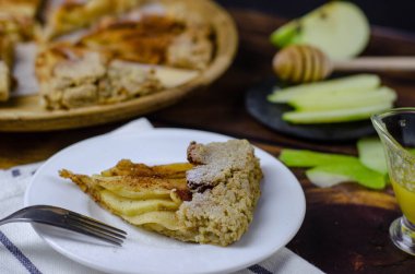 Tabakta tarçın ve bal ile servis edilen elma galetesi.