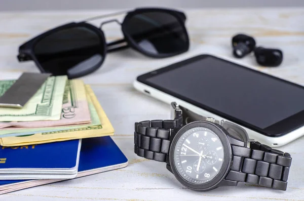 Conjunto Negócios Com Passaporte Dinheiro Relógio Smartphone Óculos Sol Fones — Fotografia de Stock