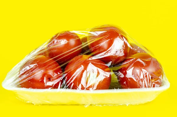 Alimentos Frescos Reciclagem Embalagens Plástico Conceito Problema Ecológico Ambiental Tomatosembrulhados — Fotografia de Stock
