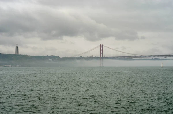 April Hängebrücke Über Den Tejo Lissabon Portugal Regenwolken Und Nebel — Stockfoto