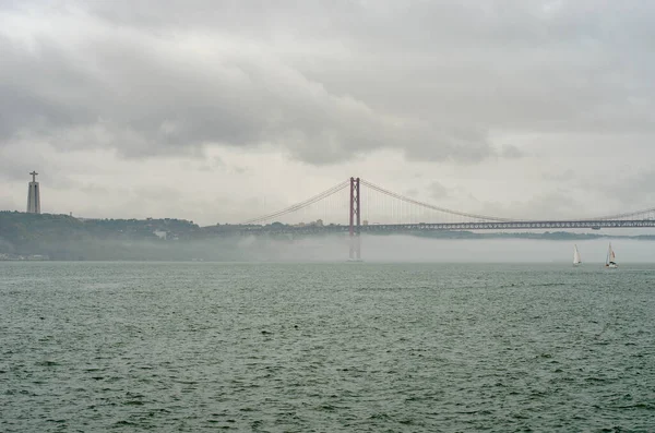 April Hängebrücke Über Den Tejo Lissabon Portugal Regenwolken Und Nebel — Stockfoto