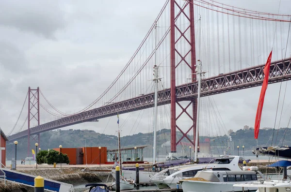 Luxusyachten Unter Der Brücke Vom April Lissabon Portugal Hafen Tejo — Stockfoto