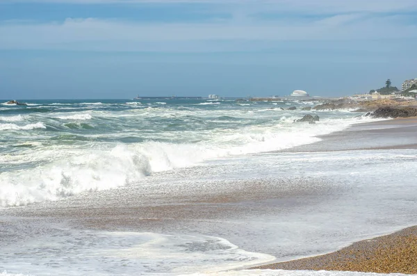Ωκεάνια Κύματα Αφρό Μια Ακτή Της Παραλίας Της Άμμου — Φωτογραφία Αρχείου