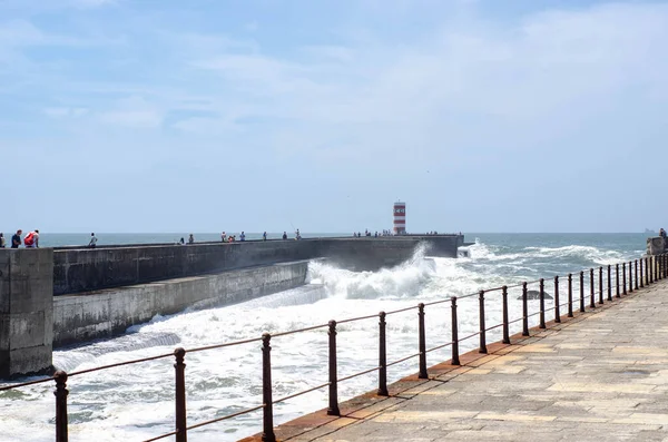 Φάρος Μια Παραλία Porto City Πορτογαλία Δραματικά Κύματα Του Ατλαντικού — Φωτογραφία Αρχείου