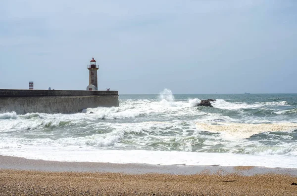 Φάρος Μια Παραλία Porto City Πορτογαλία Δραματικά Κύματα Του Ατλαντικού — Φωτογραφία Αρχείου