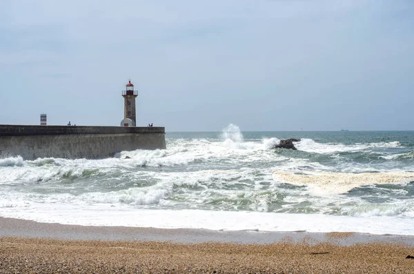 Vuurtoren Een Porto Stad Portugal Strand Met Dramatische Golven Van — Stockfoto