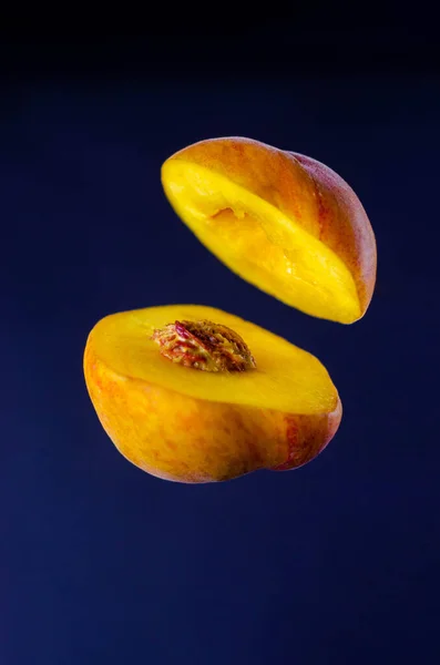Frutas Voadoras Caindo Pêssego Isolado Fundo Azul Escuro Levedura Alimentar — Fotografia de Stock