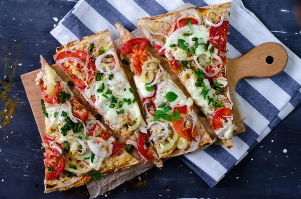 Flatbread Felii Pizza Sănătoase Pui Roșii Piper Mozzarella Placă Tăiere — Fotografie, imagine de stoc