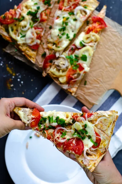 Pane Piatto Fette Pizza Sane Con Pollo Pomodori Pepe Mozzarella — Foto Stock