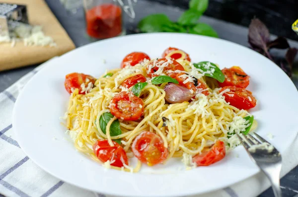 Färsk Pasta Med Vitlök Körsbärstomater Och Basilika Utsökt Pasta Plate — Stockfoto