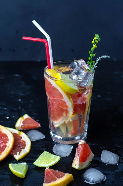 Refrescante Copo Água Com Fatia Fresca Toranja Limão Gelo Fundo — Fotografia de Stock