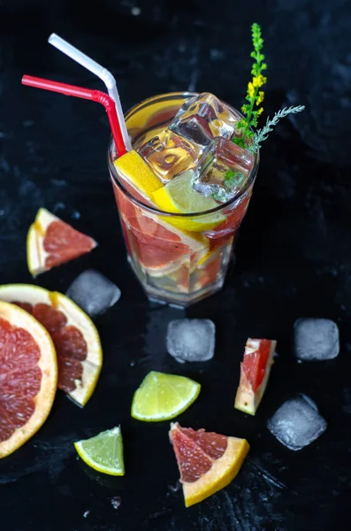 Refrescante Copo Água Com Fatia Fresca Toranja Limão Gelo Fundo — Fotografia de Stock