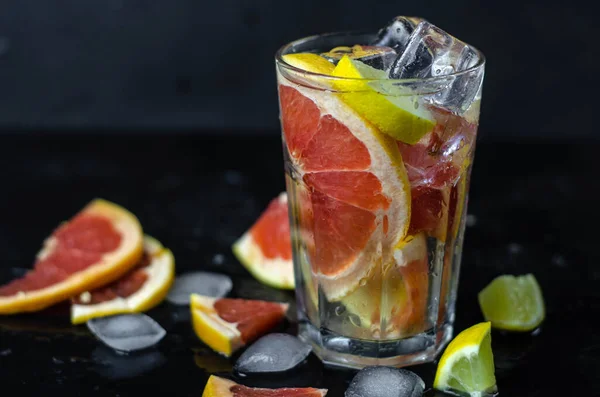 Refrescante Copo Água Com Fatia Fresca Toranja Limão Gelo Fundo — Fotografia de Stock