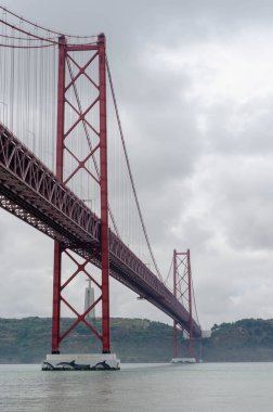 Lizbon, Portekiz 'deki Tagus nehri üzerindeki 25 Nisan Askı Köprüsü