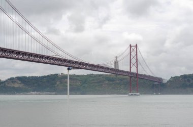 Lizbon, Portekiz 'deki Tagus nehri üzerindeki 25 Nisan Askı Köprüsü