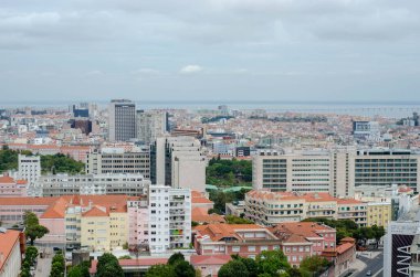 Lizbon ve Tagus nehrine yukarıdan bak. Portekiz manzarası