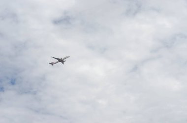 UAE Emirlikleri bulutlu bir havada uçak