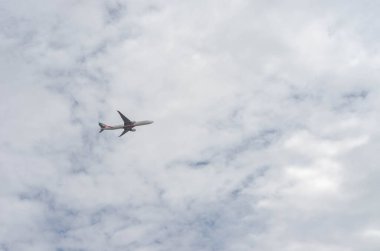 UAE Emirlikleri bulutlu bir havada uçak