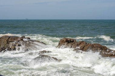 Okyanusta ya da denizde köpüklü kaya kırılması