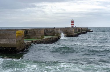 Portekiz 'in Porto şehrindeki bir deniz fenerinde dramatik okyanus dalgaları