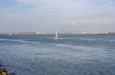 Costa Nova kıyısındaki küçük tekneler suda.