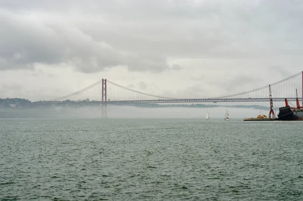 April Hängebrücke Über Den Tejo Lissabon Portugal Regenwolken Und Nebel — Stockfoto