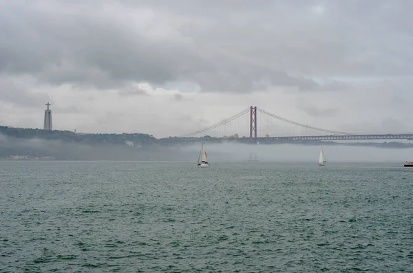 April Hängebrücke Über Den Tejo Lissabon Portugal Regenwolken Und Nebel — Stockfoto