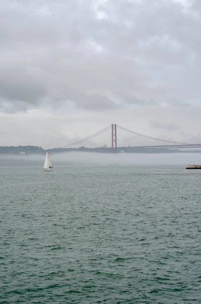 April Hängebrücke Über Den Tejo Lissabon Portugal Regenwolken Und Nebel — Stockfoto